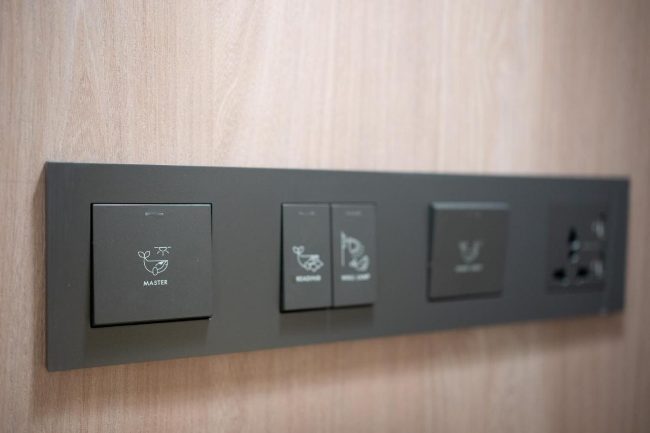 Panwaburi Beachfront Resort - SHA Extra Plus Exterior foto A wall-mounted light switch